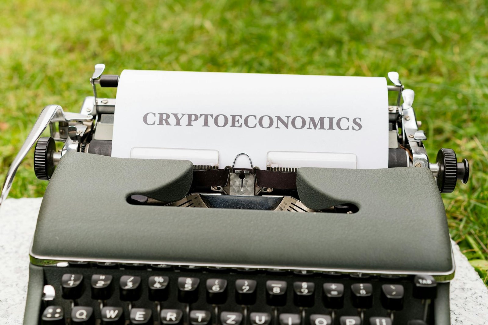 https://www.pexels.com/photo/a-typewriter-with-the-word-cryptonomics-on-it-18485513/